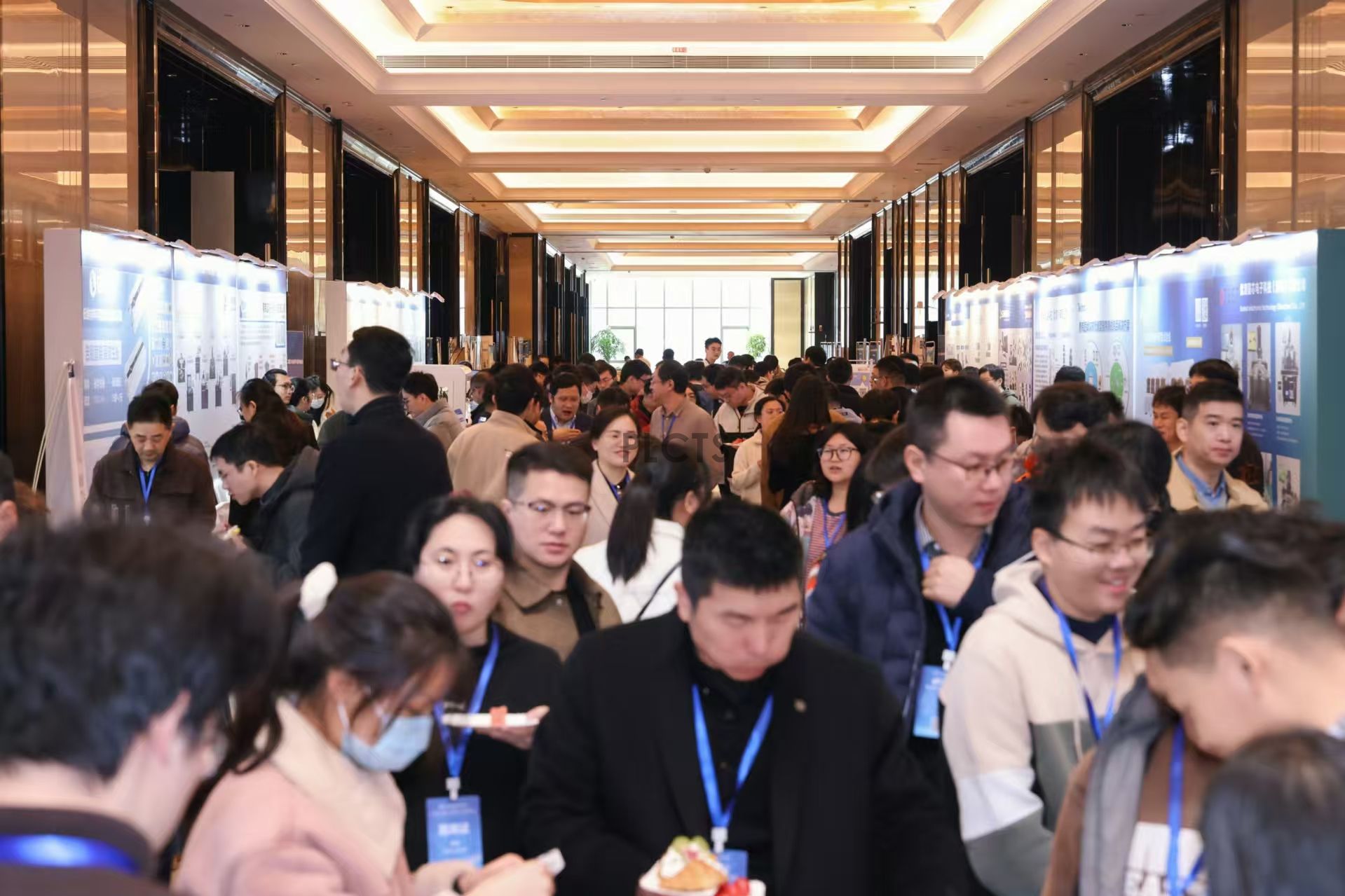 漯河bifa必发集团光电成功亮相第二届新兴职能资料与器件钻研会（漯河）